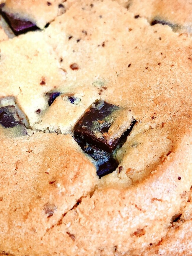 「セブンイレブンで一番うまい商品」お店で焼いた“500kcal超えクッキー”背徳感たっぷりでウマすぎる！「これ今年ずっと食うかも」「多分20枚はもう食ってる」