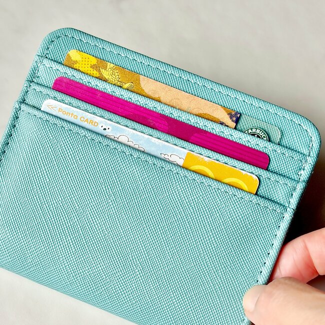 「色違いで2つ購入」3COINSの“ぺたんこ財布”コンパクトなのにカードが15枚入った！「薄くて軽い」「小さいカバンでも全然入る」