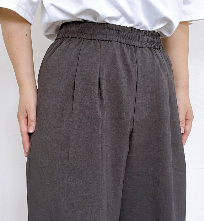 【ユニクロ】「結局3本買い」まとめ買い続出の“2990円ワイドパンツ”が大好評「今年はこればかり」「酷暑に最適」《購入レビュー》