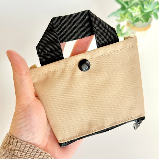 「ずっと探してた」セリアの“ドリンクホルダーになるポーチ”が画期的すぎる!「やっと買えた」「片手が塞がらなくて助かる」