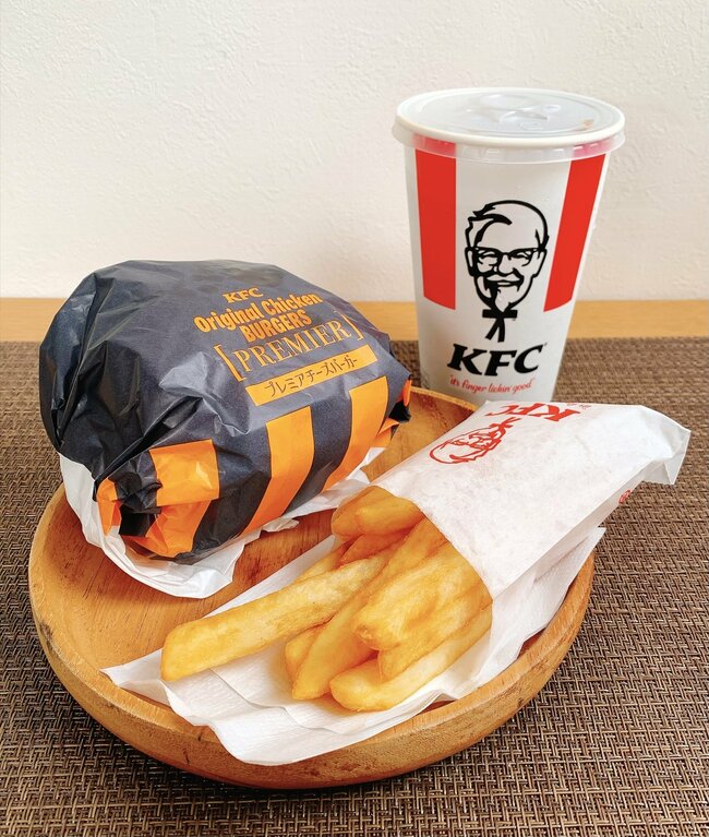 お肉デカすぎんだろ…！ケンタッキーの“よくばり全部のせバーガー”ボリューム満点で大満足！「次元が違うレベルで美味い」「ファストフードってのはこうよ」《実食レビュー》