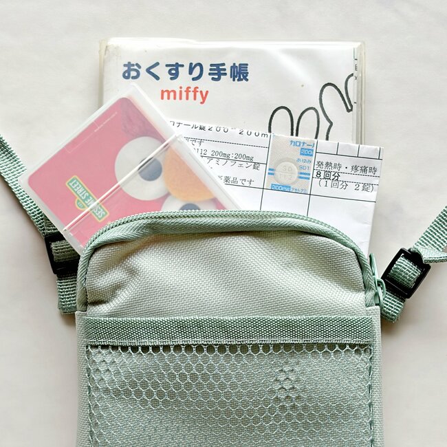 【セリア】お薬手帳がジャストフィット！スリムで軽い「ぺたんこショルダー」色違いで3つも買っちゃった！《購入レビュー》