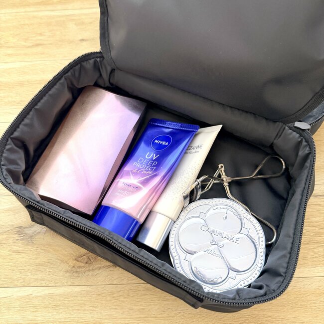 「購入して本当に良かった」無印良品の“ガバッと開くポーチ”化粧水ボトルも入って大容量…！「高級感があります」「大きさも形も理想的」