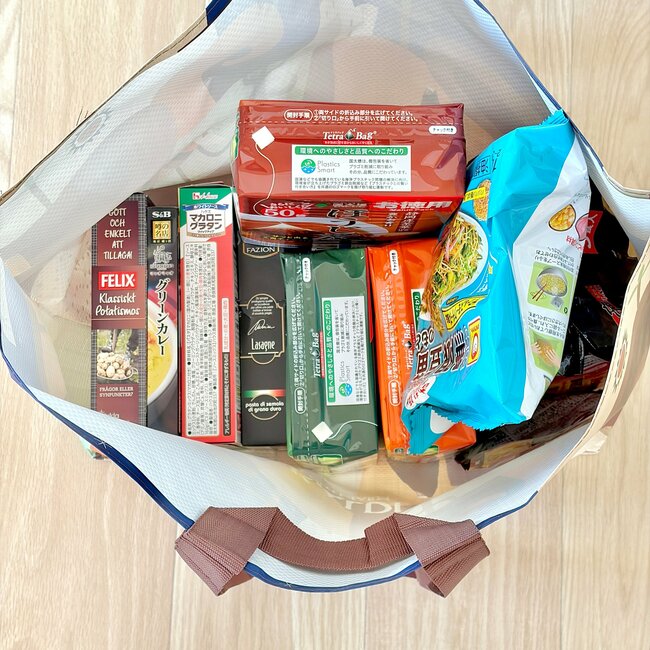 ポシェットいらないじゃん…！ダイソーの「サコッシュみたいに持ち歩けるエコバッグ」身軽に買い物できて嬉しすぎる！