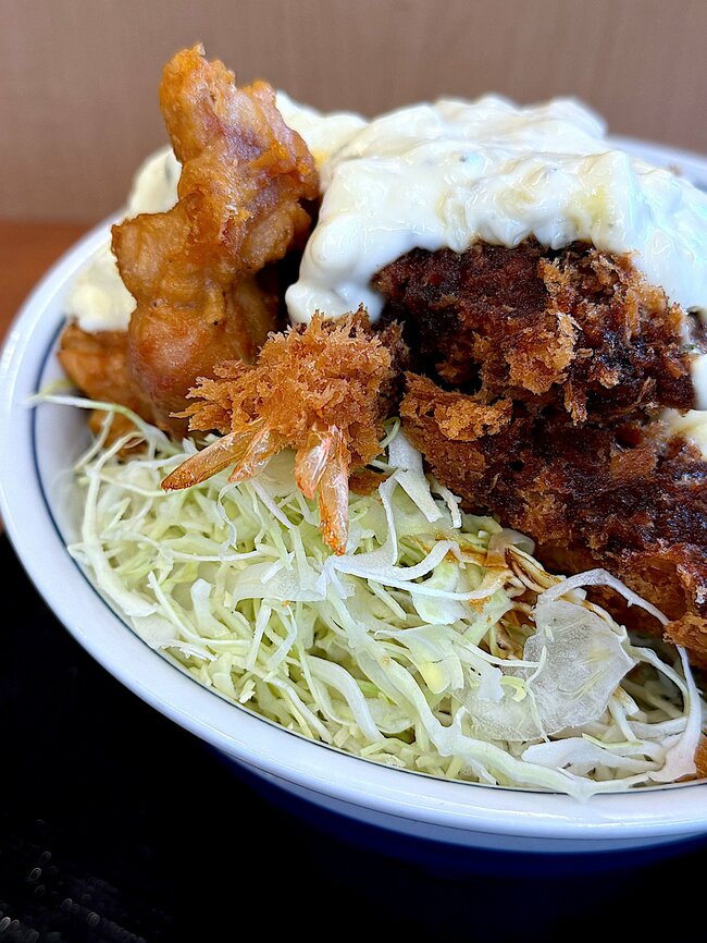 「こりゃあ揚げ物の暴力」「背徳感たっぷり」かつやの“鬼盛りどんぶり”ボリューム凄くて大満足！「予想以上にデカくて超満腹」