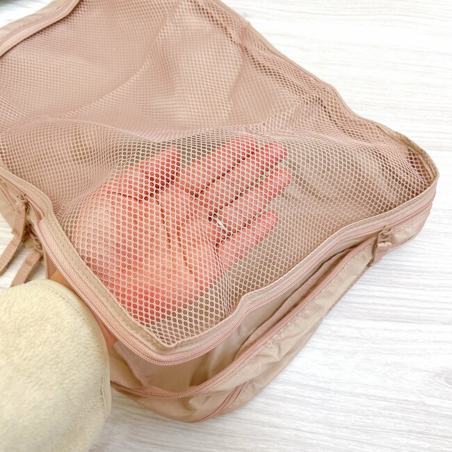 旅行や帰省でマジで使えるやつ…！無印良品の“仕分けポーチ”洋服がゴチャつかなくて天才！「4人分の衣類が入った」「パッキングが楽になる」