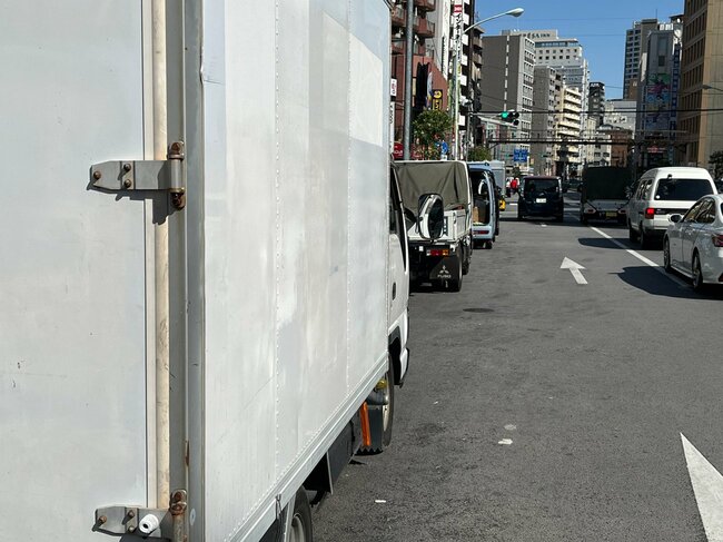 飲食店や店舗が多い通りだと、時間帯によっては配送のクルマなどが多数停車している。車道の左側を走行するのが困難な場合は歩道を走ることが認められている