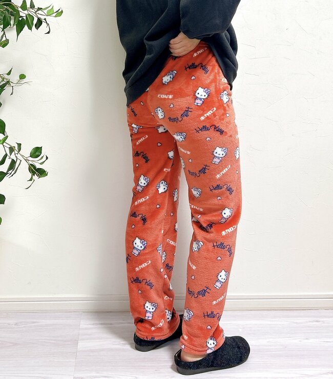 シュールすぎて笑った！しまむら×ハローキティの「履くホカロン」ふんわり暖かくて、ずっと着ていたい！