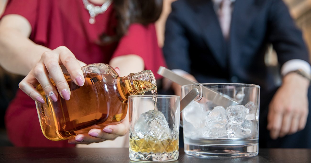 女性がグラスにお酒を注ぐ様子