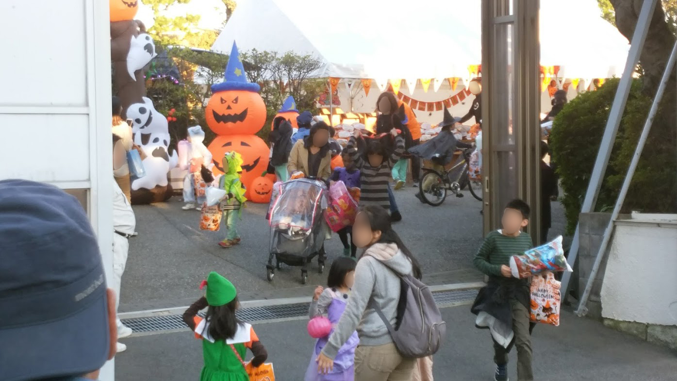 山口組のハロウィン、厳戒態勢の中ではしゃぐ子どもたち(上)
