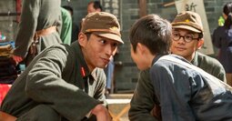 蘭子派だった岩男（濱尾ノリタカ）が…戦地で“パパの顔”に大変身→その背中が嵩を動かした【あんぱん第56回レビュー】