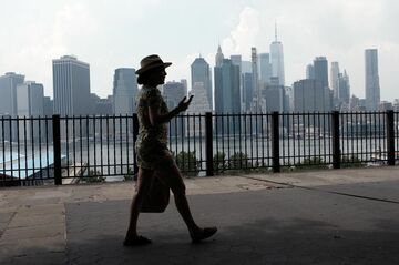 人が消えた都心のオフィスビル、依然として安全資産？