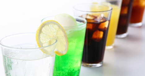 1日2杯以上の炭酸飲料で死亡リスク上昇？大腸がん、心疾患…