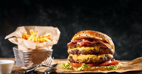 チーズバーガーとポテトのセットで注意力が低下する？米研究者が発表