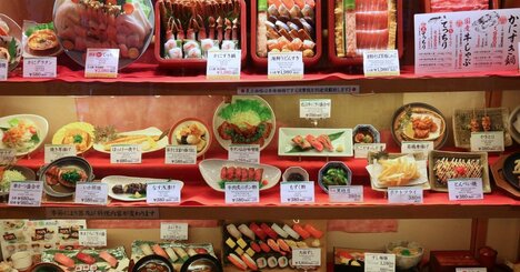 なぜ飲食店の入り口には、実物よりも美味しそうな「食品サンプル」が並んでいるのか？