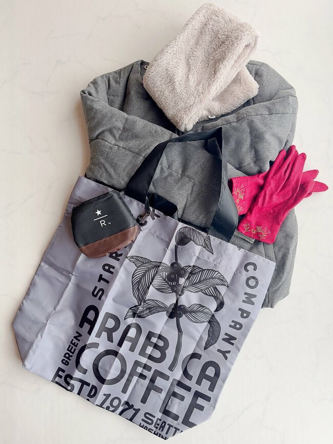 「自分用とプレゼント用で2個購入しました」スタバの“マグカップみたいなエコバッグ”が可愛すぎる！「カップの形に一目惚れ」「大容量なのでたくさん買物しても大丈夫」