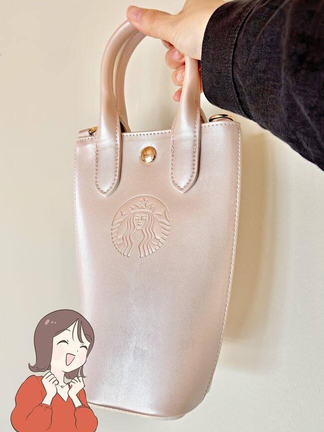 「かわいすぎんか？」「絶対ほしい」スタバの“カップみたいなショルダーバッグ”が素敵すぎる！「これから毎日使います」