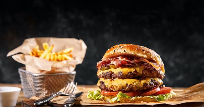 チーズバーガーとポテトのセットで注意力が低下する？米研究者が発表