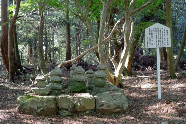 登山中にピラミッドが突如出現！岡山「石積みの遺構」は、奈良時代の “超有名人” を埋めた墓のルーツだった？