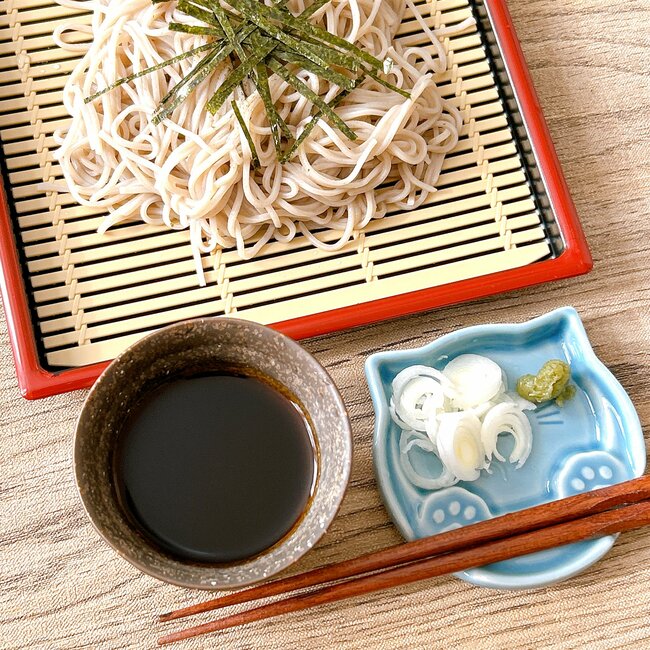 待って、天才すぎる…!セリアで見つけた「ネコちゃん食器」小皿と箸置きが合体してるんだけど!