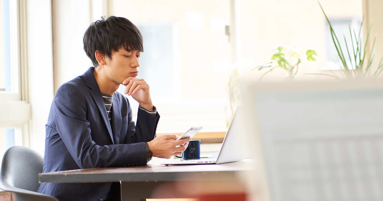 気難しそうな男性