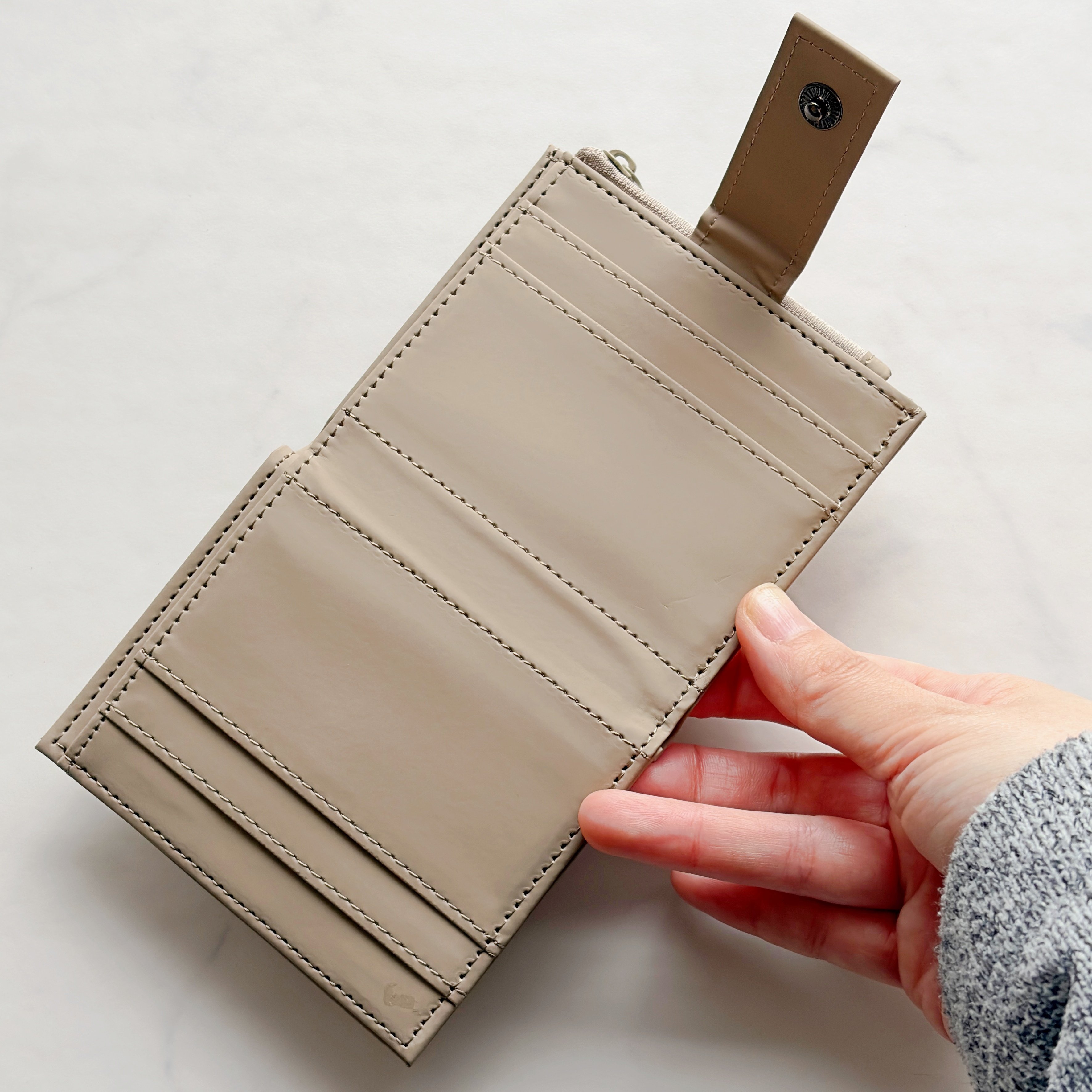 普通の財布に戻れないかも…！ダイソー姉妹店の「コンパクトな財布」カードや現金、カギをまとめて収納できて天才！