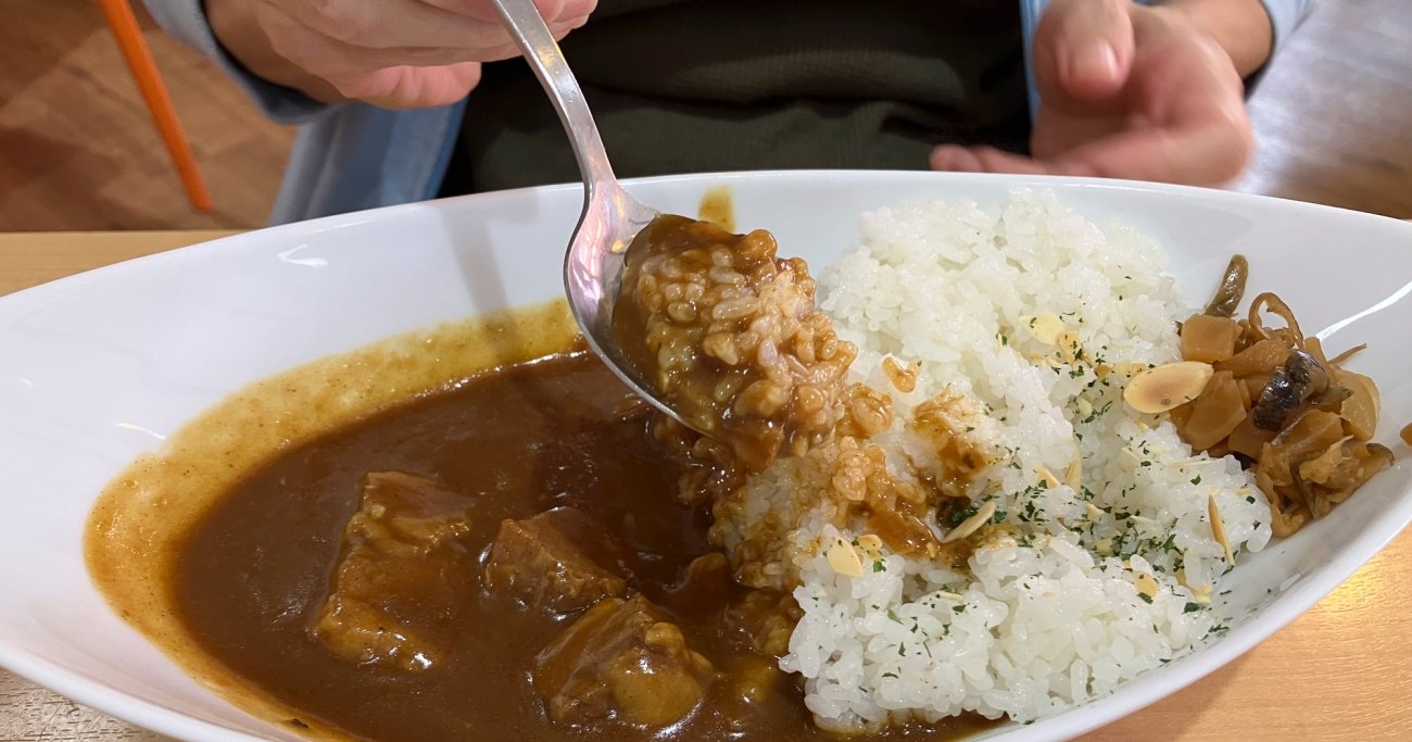 「カレーをかき混ぜて食べるのだけはやめて」と妻が懇願、どう返すのが正解?