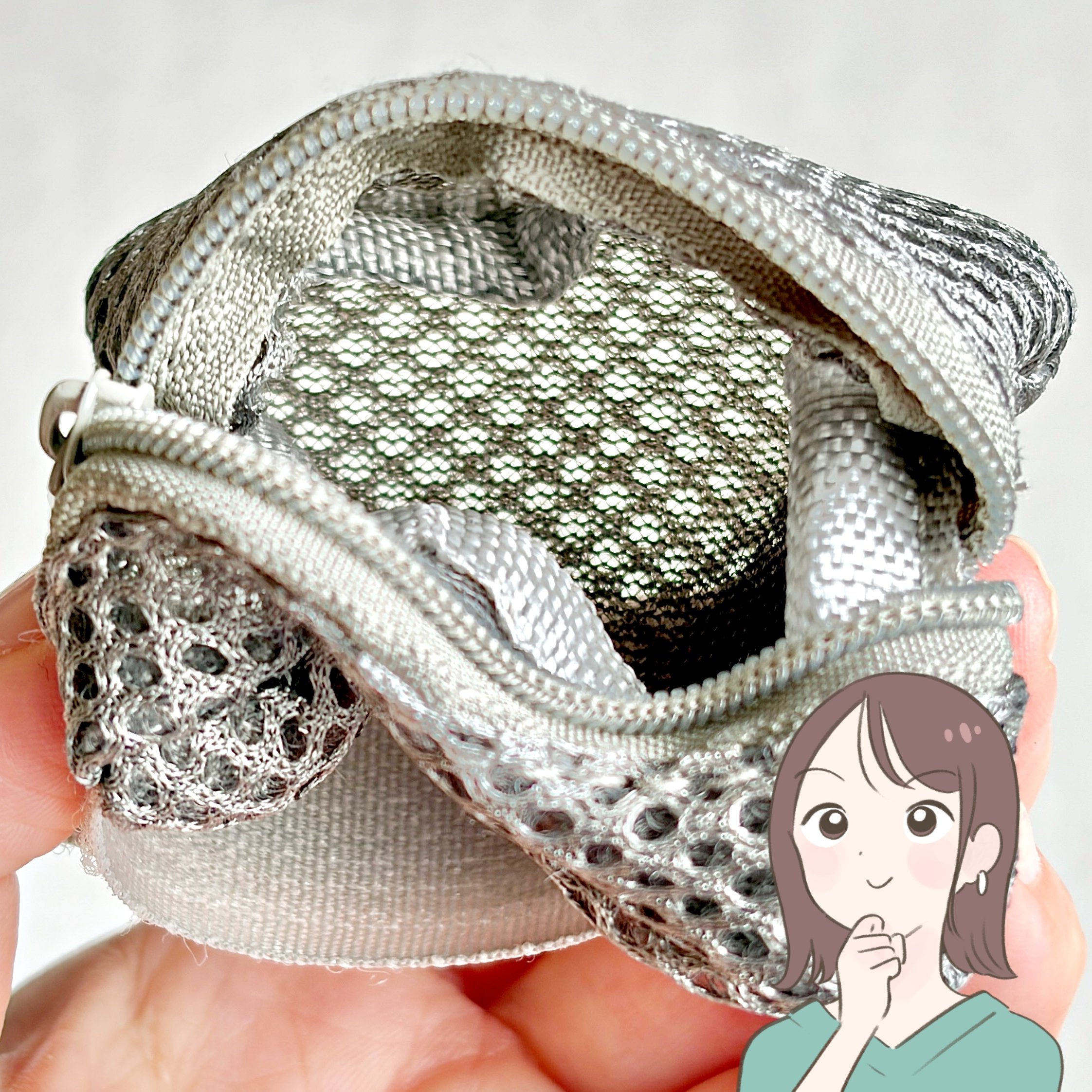 思わず2色まとめ買いした…！セリアの「ミニ財布になるポーチ」手ぶらで持ち歩けて天才！《購入レビュー》