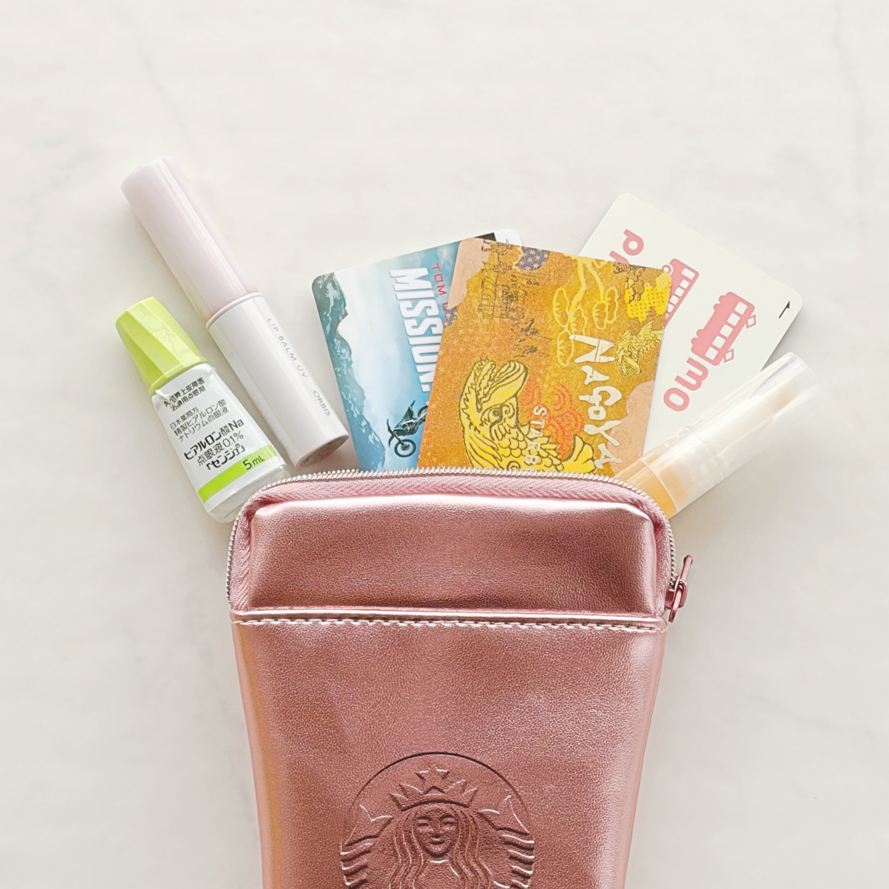 「朝イチで買ってきちゃった」スタバの“きらきら桜ポーチ”ドリンク券がついてお得すぎる!「買えて良かった」「お店出るときには無くなってた!」