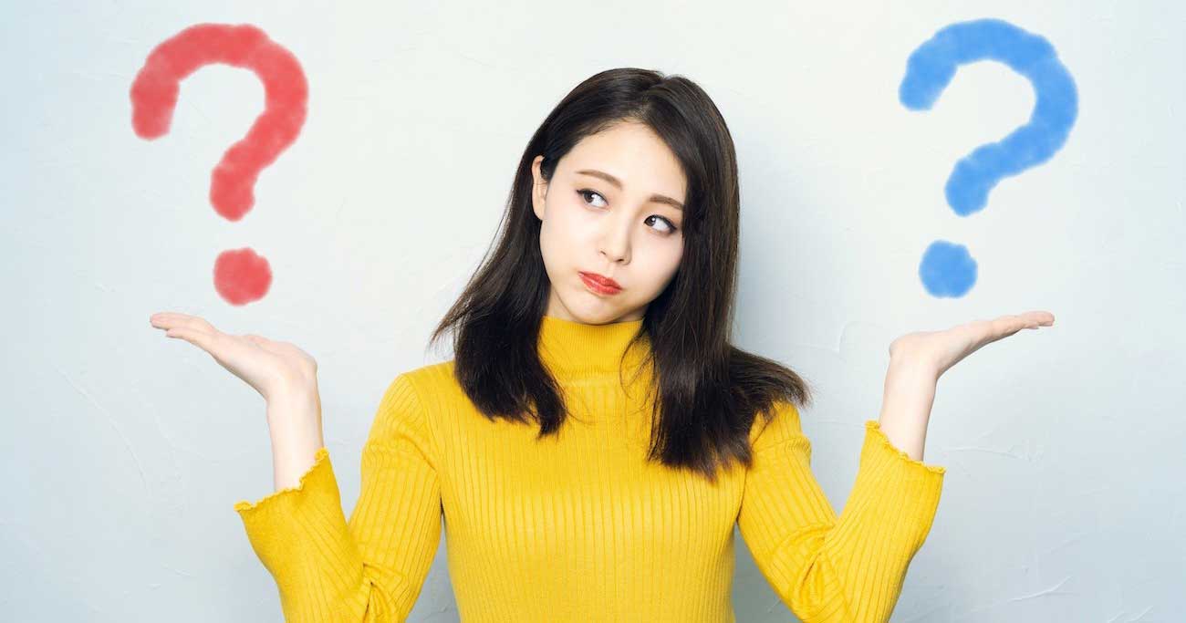比較する女性