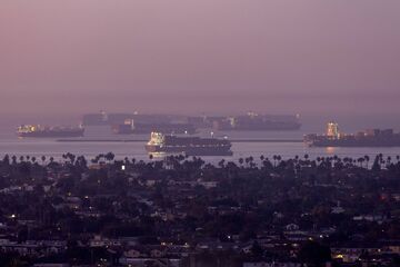 クリスマスに間に合うか　物流混乱で焦る玩具会社