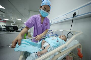 中国「一人っ子政策」の呪縛、出産奨励に壁
