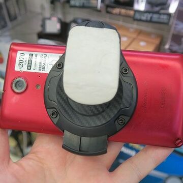 スマホをドラレコ化&Qiの充電機能付きスマホホルダーが約4000円