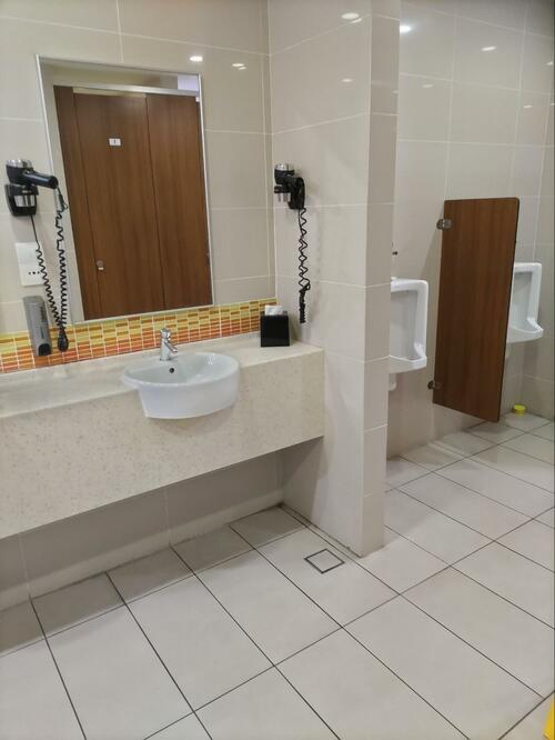 マレーシア・クアラルンプール空港ラウンジ内のトイレ。同空間にはシャワールームがあり、ドライヤーが用意されている。が、トイレの臭いがちょっと気になる（提供=筆者）