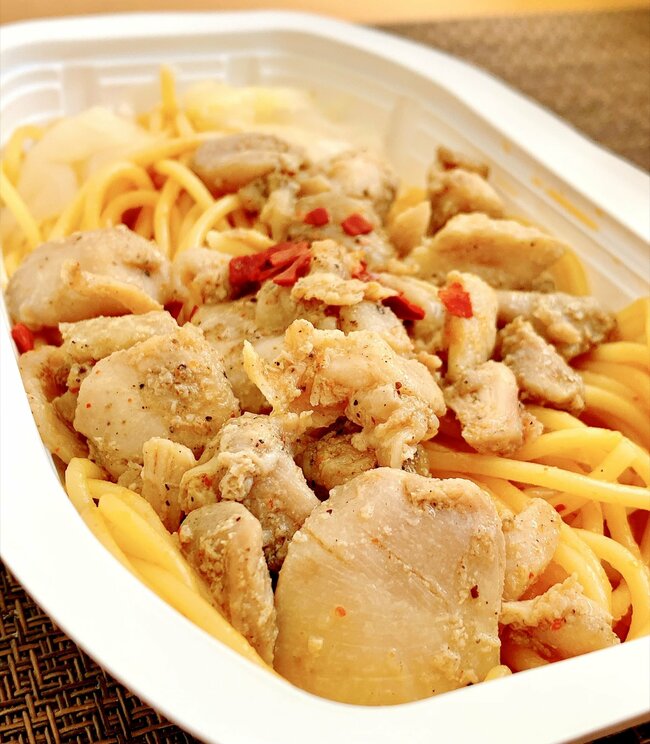 「コスパやばすぎ」「道民でマジでよかった」セイコーマートの“170円スパゲッティ”チキン盛り盛りでビビった!「中毒性がありすぎる」「週3回くらいは買いに行ってる」《実食レビュー》