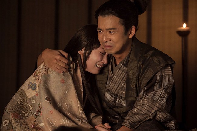 「豊臣兄弟！」では、小一郎（右、演：仲野太賀）と慶（左、演：吉岡里帆）の息子・与一郎が織田信孝の代わりに矢に当たって命を落とした顛末が描かれた（C）NHK