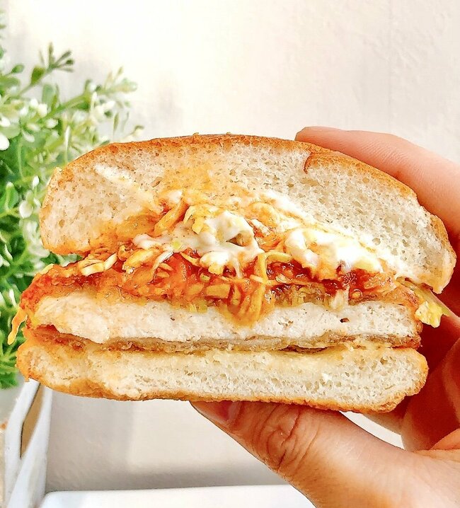 「えげつない中毒性」「あと5個は余裕で食える」モスバーガーの“期間限定バーガー”ひとくちでリピを確信したよ…！「食べたばかりなのに、もう1回食べたい」