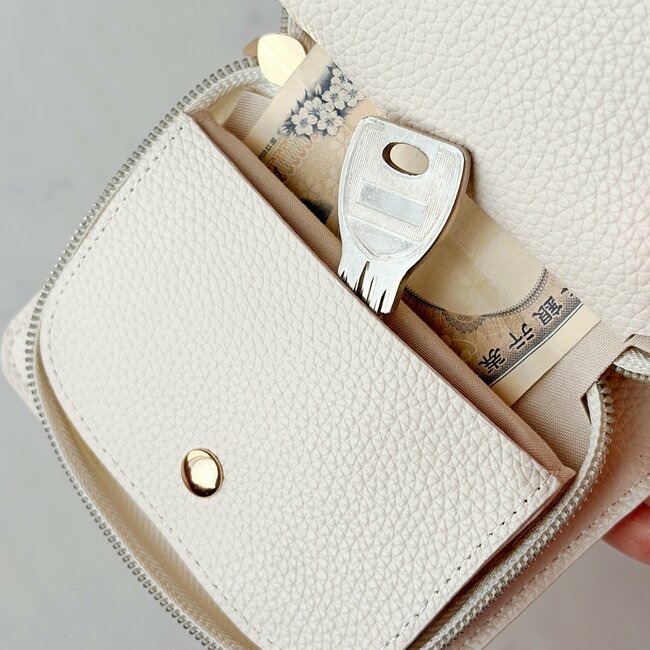 カードや診察券が30枚入った…!3COINSの“ガバッと開くカードケース”現金もカギも収納できて優秀!「見やすく取り出しやすい」「色違いで2色購入」