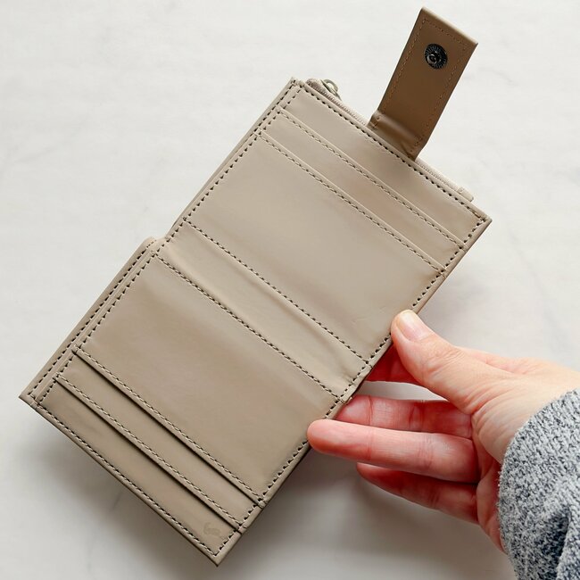 普通の財布に戻れないかも…！ダイソー姉妹店の「コンパクトな財布」カードや現金、カギをまとめて収納できて天才！