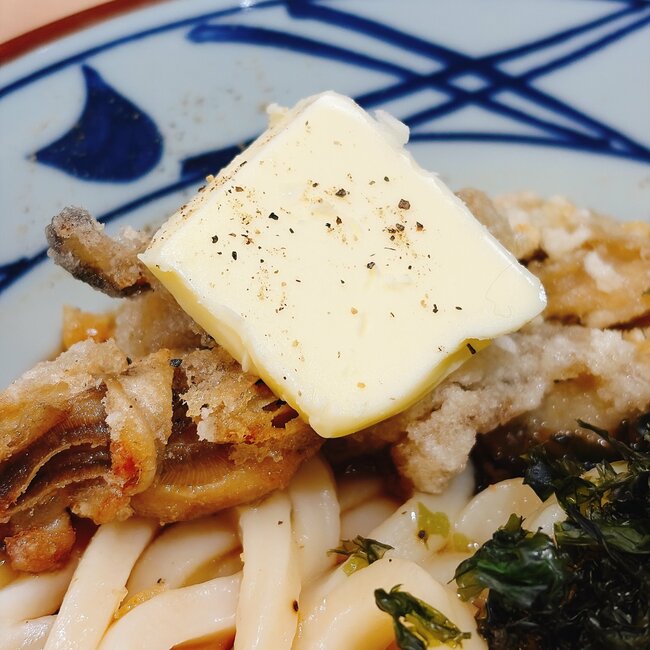 「冬の暴力すぎる…」丸亀製麺の“限定やみつきメニュー”コク旨で食べる手が止まらない！「ドチャクソうまかった」「かなりオススメです」