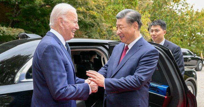 米西部カリフォルニア州サンフランシスコ近郊で、会談を終えて握手するバイデン米大統領（左）と習近平中国国家主席