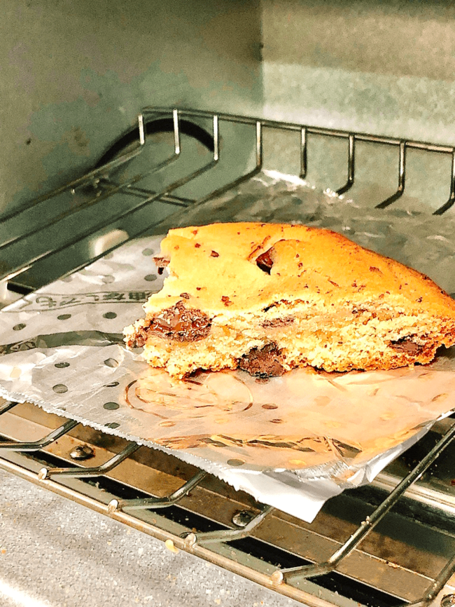 「セブンイレブンで一番うまい商品」お店で焼いた“500kcal超えクッキー”背徳感たっぷりでウマすぎる！「これ今年ずっと食うかも」「多分20枚はもう食ってる」