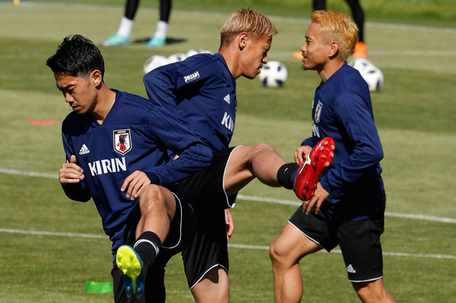 グループリーグ初戦を前に練習するサッカーワールドカップ日本代表の香川・本田・長友選手