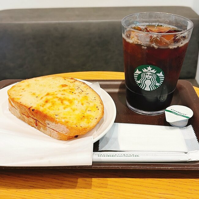 「優雅な朝食、幸せだな」「朝定番になりそう」スターバックスの“お得なモーニング”2杯目も安くなって嬉しすぎる！「チーズたっぷり美味しい」「ボリューム満点でした」