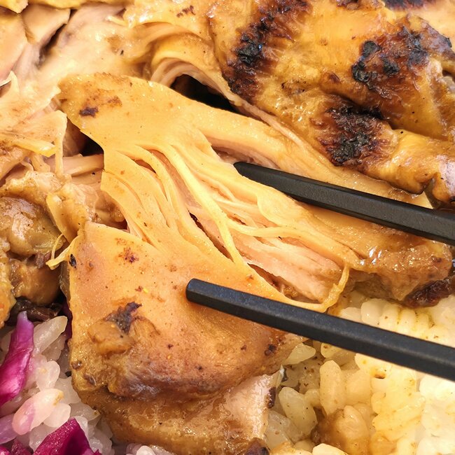 「絶対食べるぞ」「大好きすぎ」すき家の“豪快すぎるメニュー”チキンがデカすぎてご飯が見えないよ！「ほろほろで本当においしい」