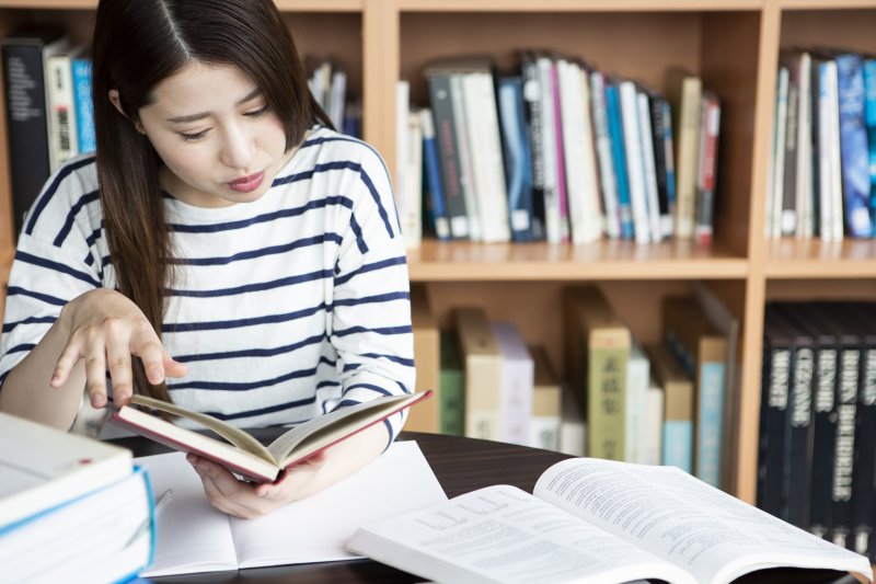 勉強する