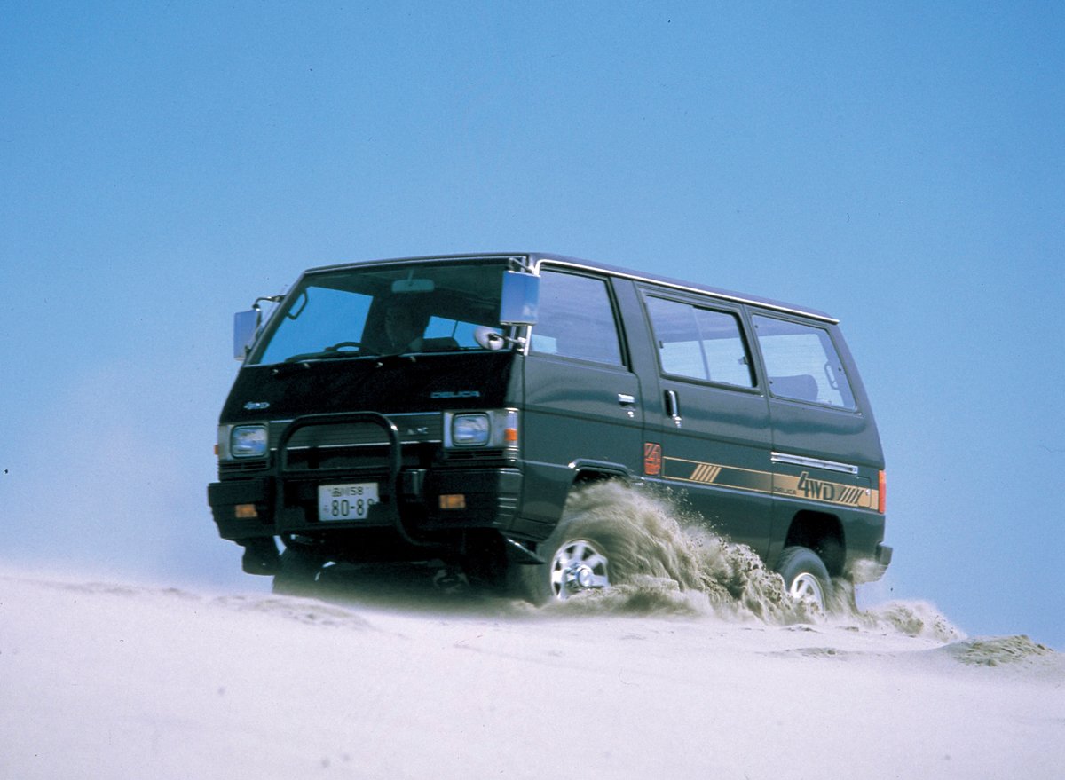 国産ワンボックスで4WDを初搭載した初代デリカスターワゴン