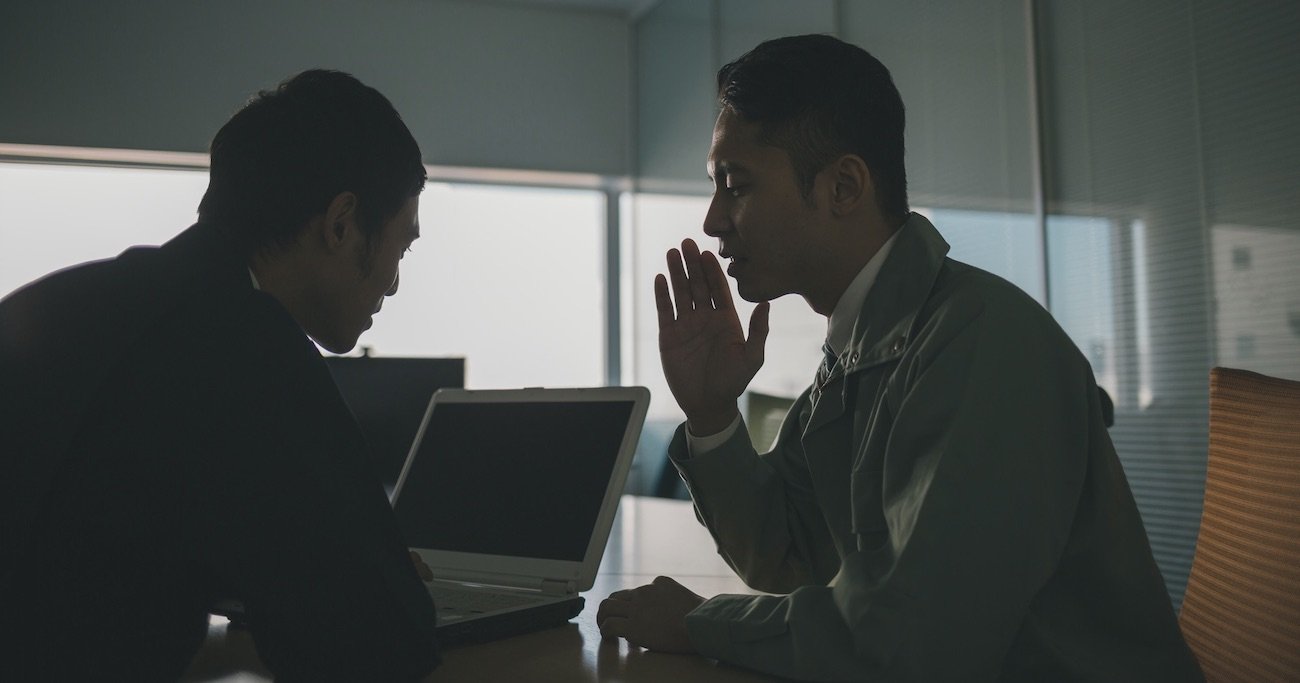 写真：ひそひそ話をする2人