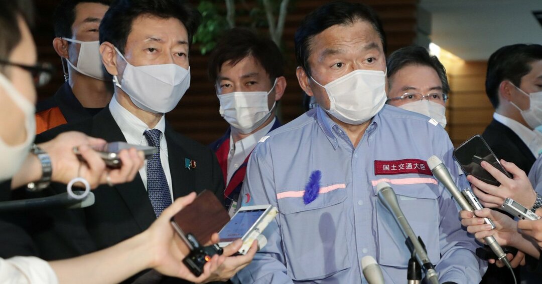 取材に応じる赤羽一嘉国土交通相(右)と西村康稔経済再生担当相