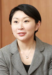 小渕優子・元少子化対策担当大臣 特別インタビュー「少子化対策には、社会全体の“負担”が必要。働く女性に伝えたいポジティブ思考の出産・子育て」